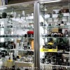 店内に展示してあるカメラやレンズは、委託販売品です。店頭では会員以外の方もご購入になれます。