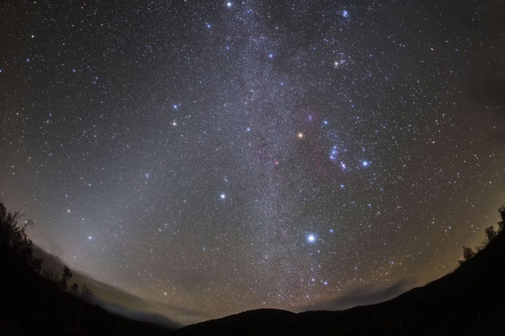 乗鞍高原・冬の天の川と黄道光　前田 徳彦氏撮影 EOS６D(弊社HKIR改造) SIGMA 15mmFISHEYE　F2.8⇒F3.2 ISO6400 60秒　ガイド撮影